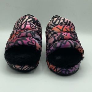 Graffiti print satin puffer upper
Elastic strap with UGG graphic